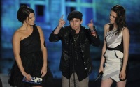 Nikki Reed, Jackson Rathbone y Kristen Stewart recibieron el premio como mejor película para "Eclipse"